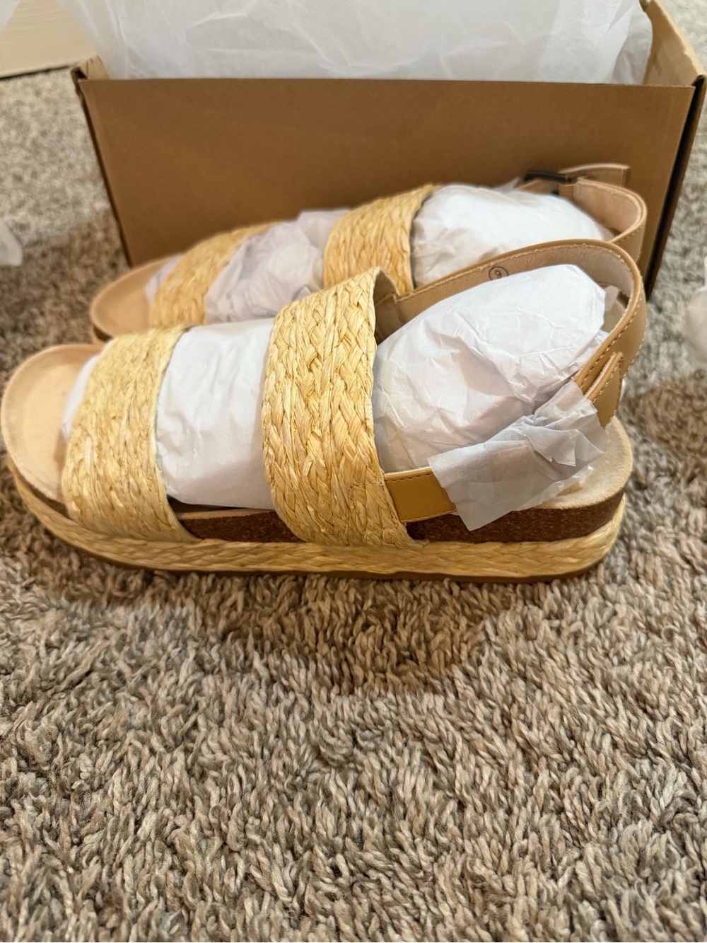 New in Box Women’s Espadrille Platform Sandals in Natural Straw